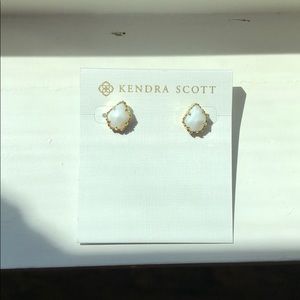 NEVER WORN KENDRA SCOTT